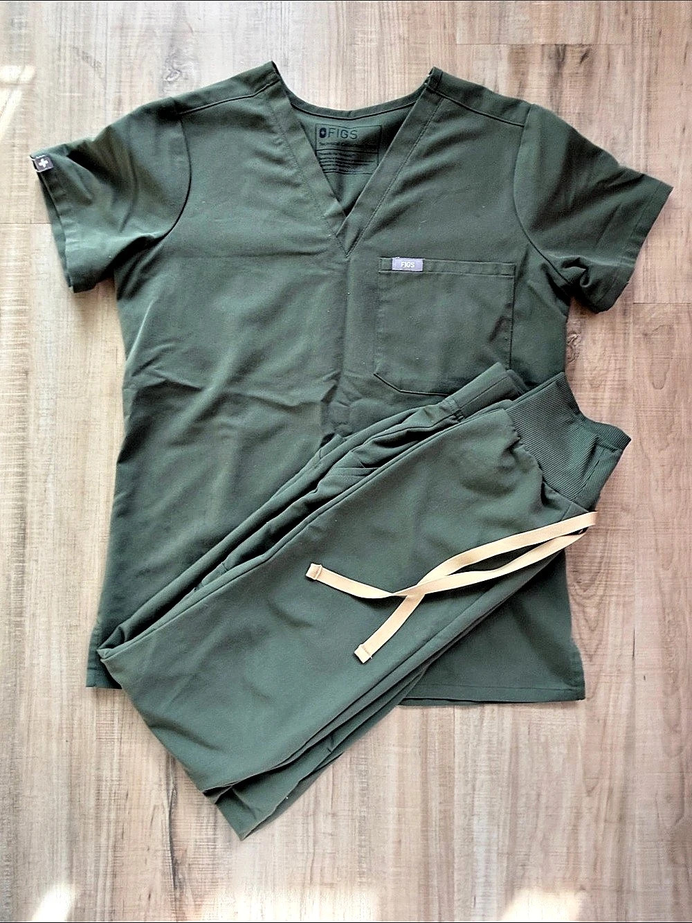 FIGS Top & Zamora Jogger Scrub Set Green